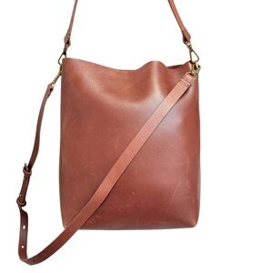 Madewell the essential bucket tote shoulder Bag in Brown leather